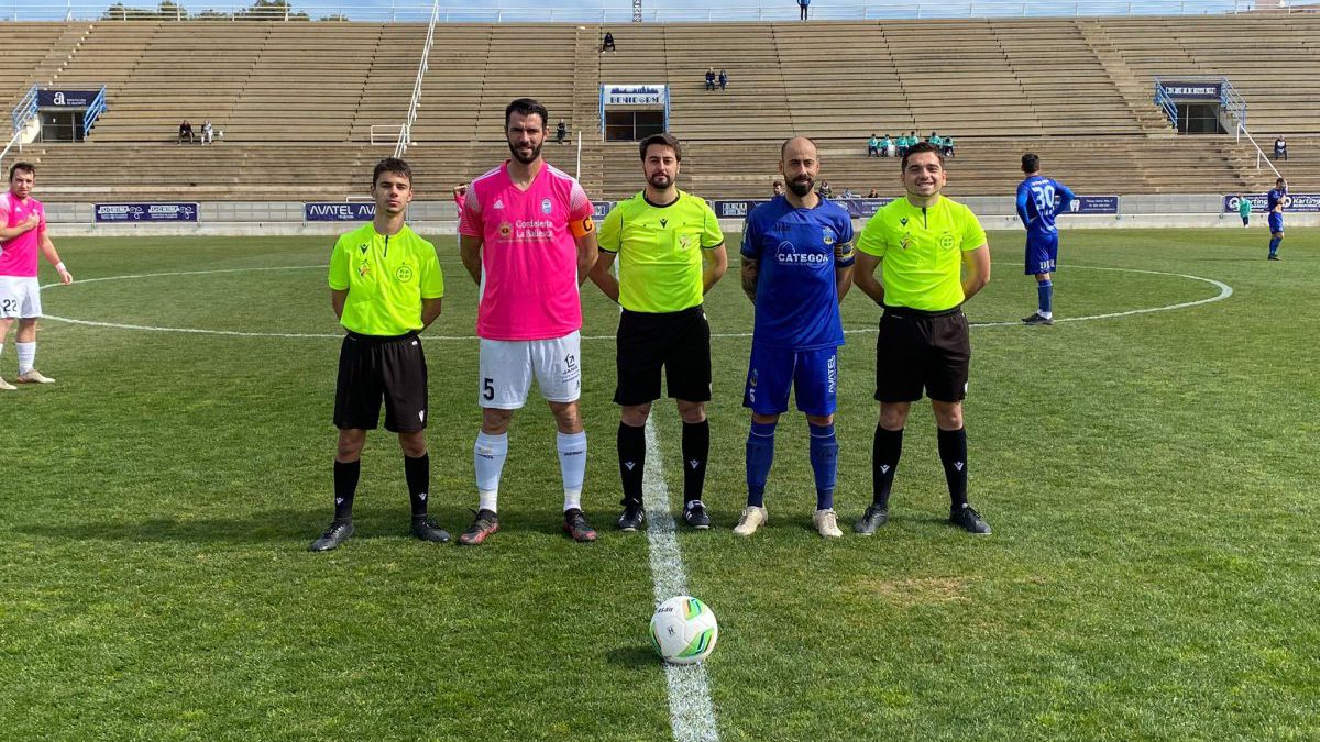 Capitanes junto al trío arbitral