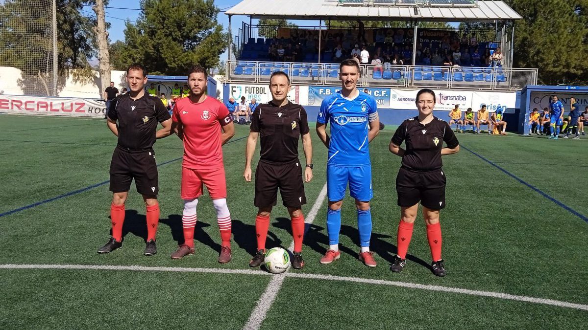 Capitanes junto a los árbitros