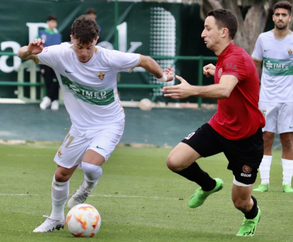 Un jugador encara al defensa