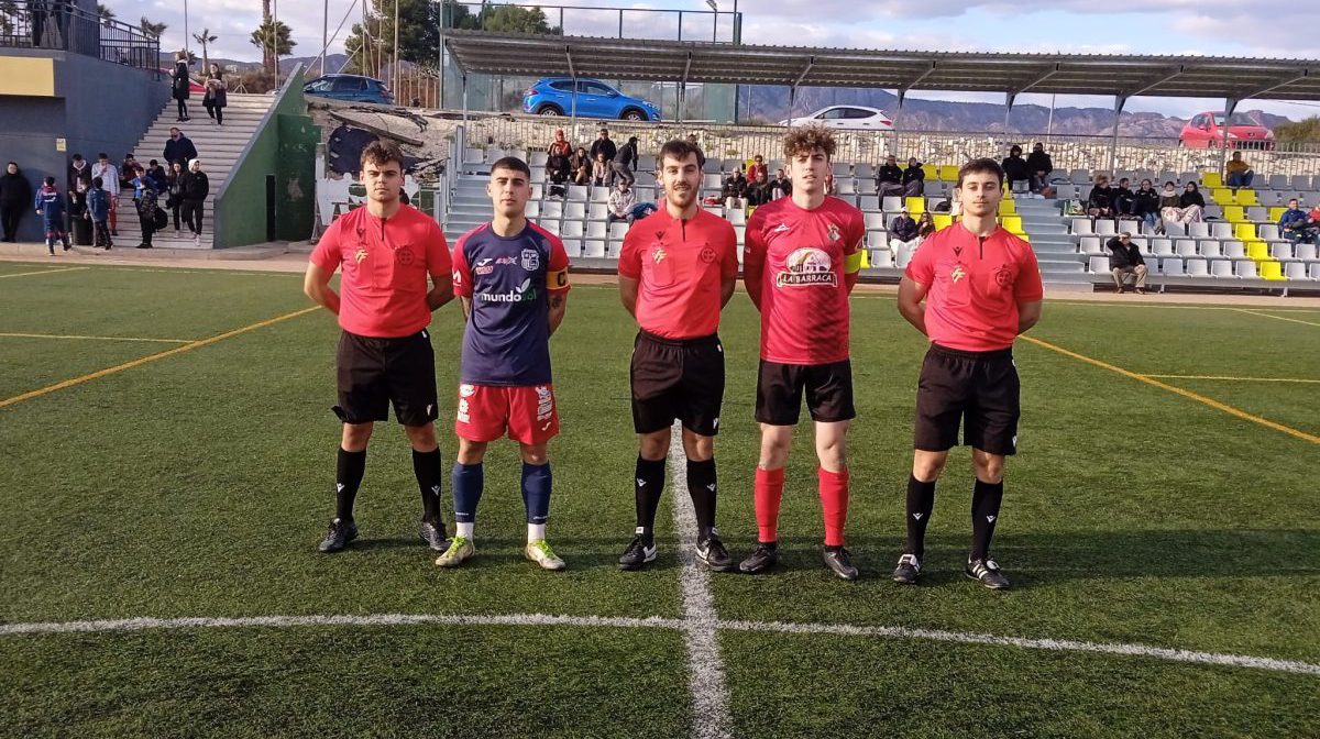 Capitanes y trío arbitral