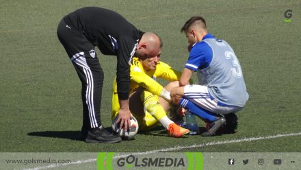 Iñaki Álvarez siendo tumbado tras el pitido final.