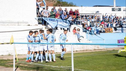 Afición y jugadores del CD Brea. Foto: Lucía Martínez / CD Brea.