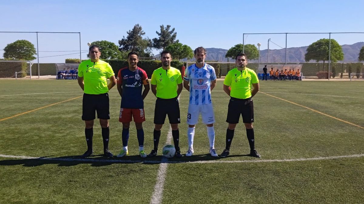 Capitanes y trío arbitral