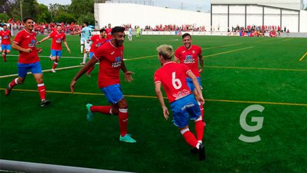 Omar celebrando un gol en la final por el ascenso a Tercera en 2022.