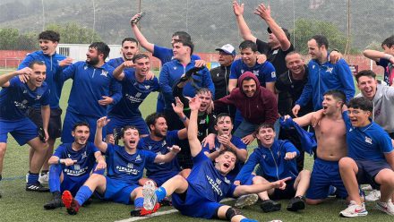 los jugadores del CF San Pedro B celebrando el ascenso. Foto: CF San Pedro .