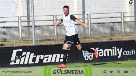 Jorge Seral celebrando su gol ante el CE Alberic.