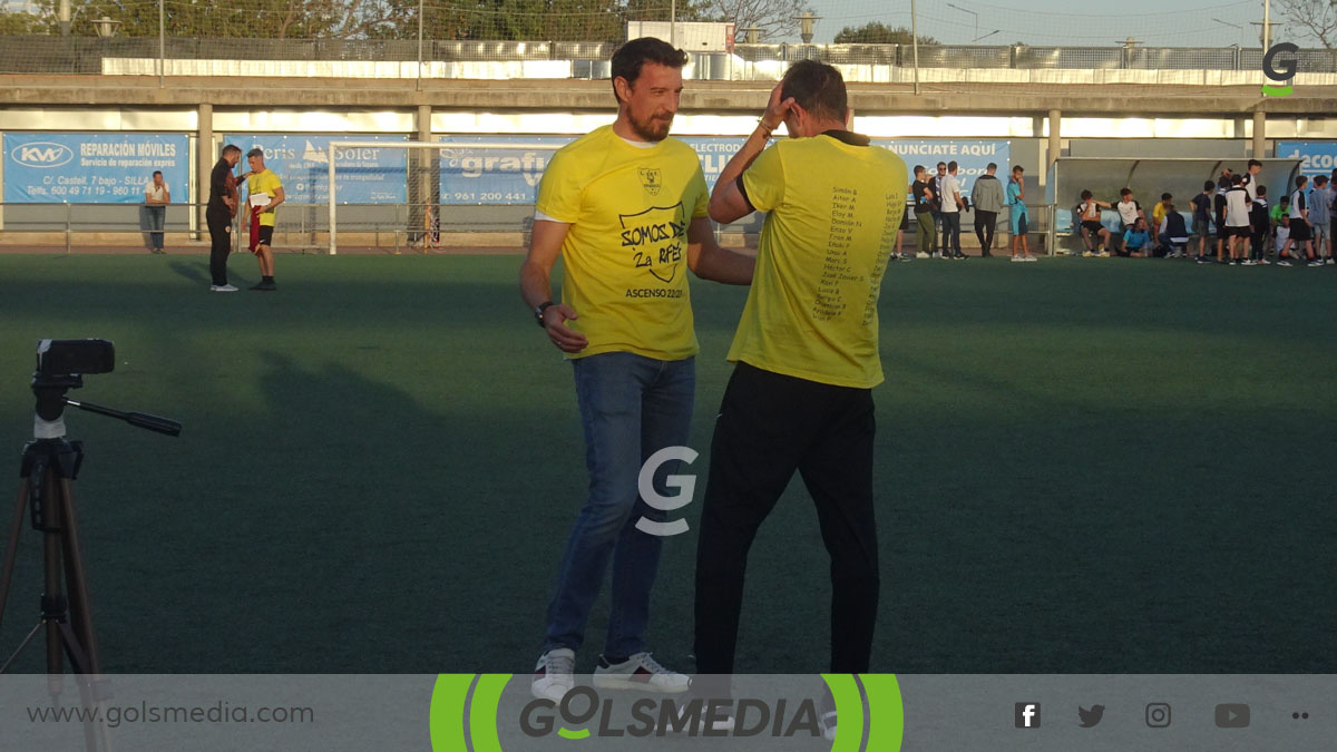 Toché con Óscar Sánchez tras alcanzar el ascenso.