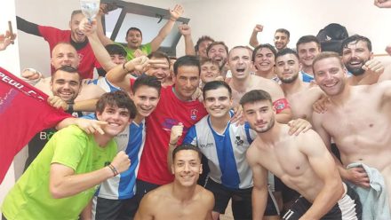 La plantilla del Pego CF celebra su ascenso.