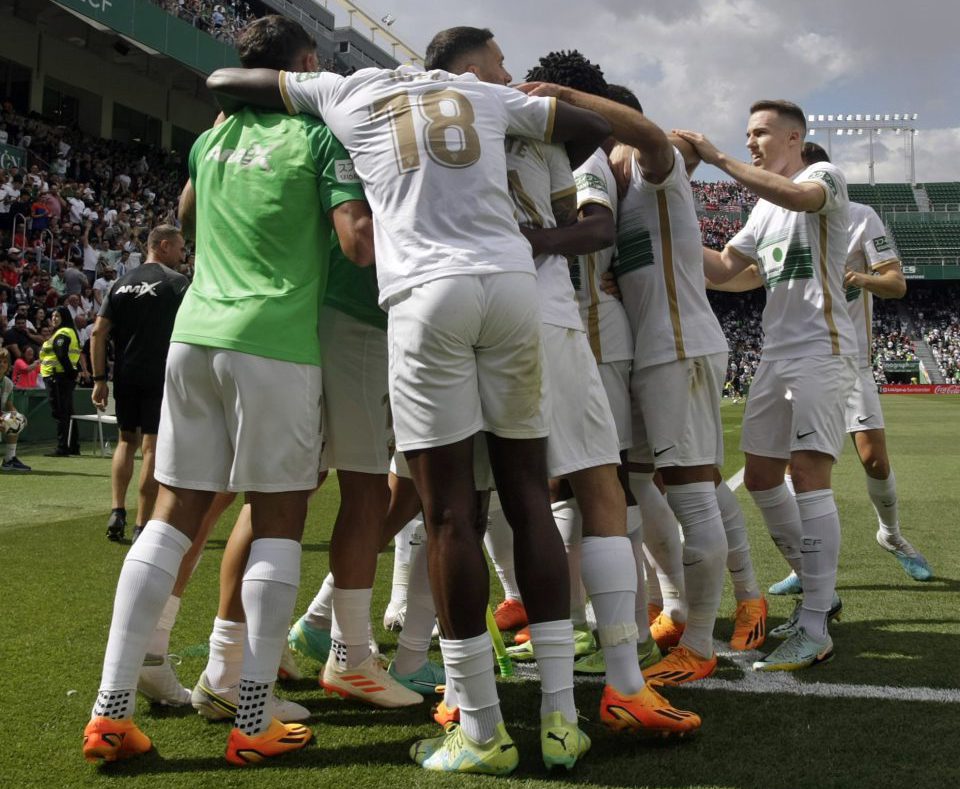 Jugadores celebran un gol