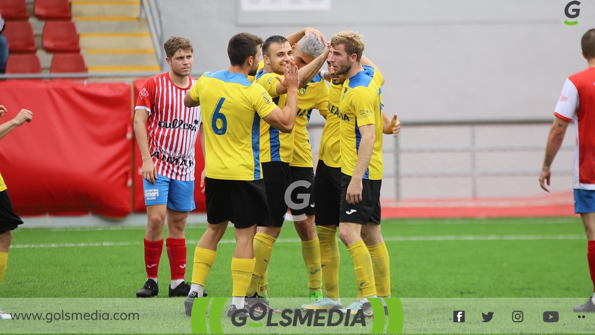 Los jugadores del CD Dénia celebrando un gol en Cullera.