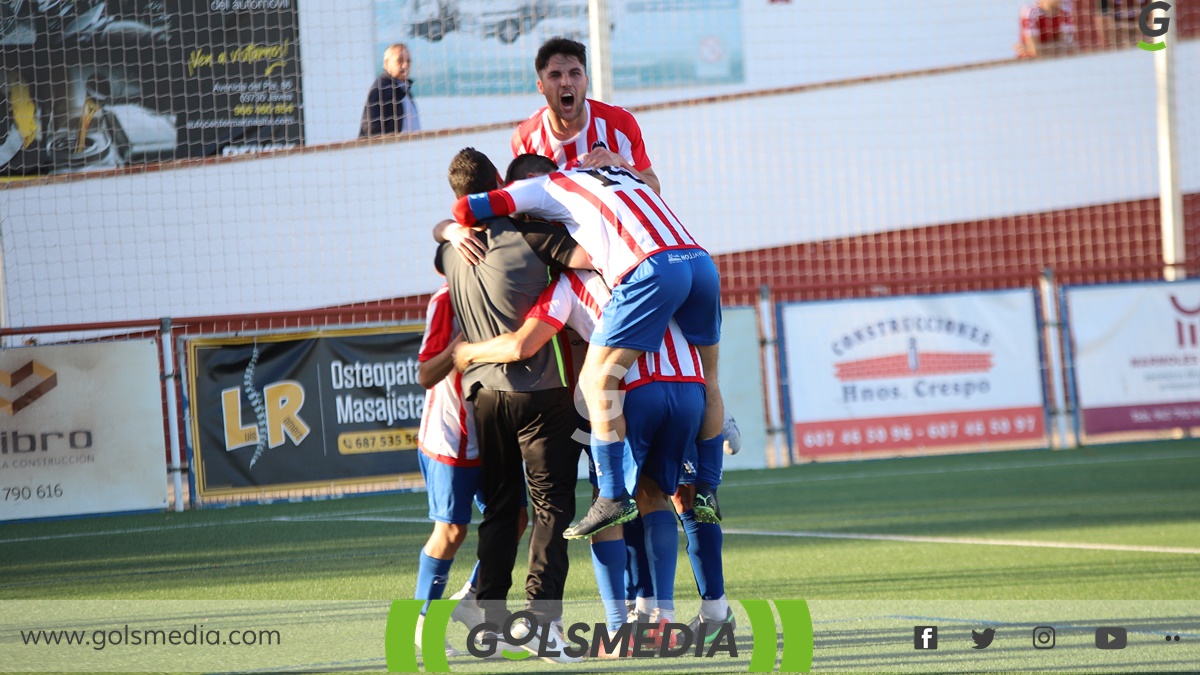 Jugadores Jávea celebran gol