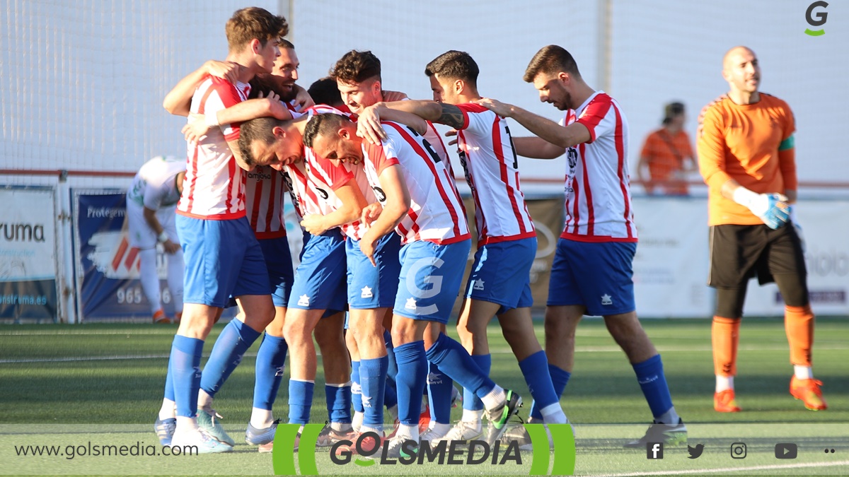 Jugadores Jávea celebrando gol