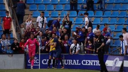 Jugadores y aficionados de la UD Alzira en el Rico Pérez. Foto: UD Alzira.