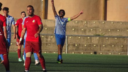 Ximo celebrando el gol para el CF Gandía.