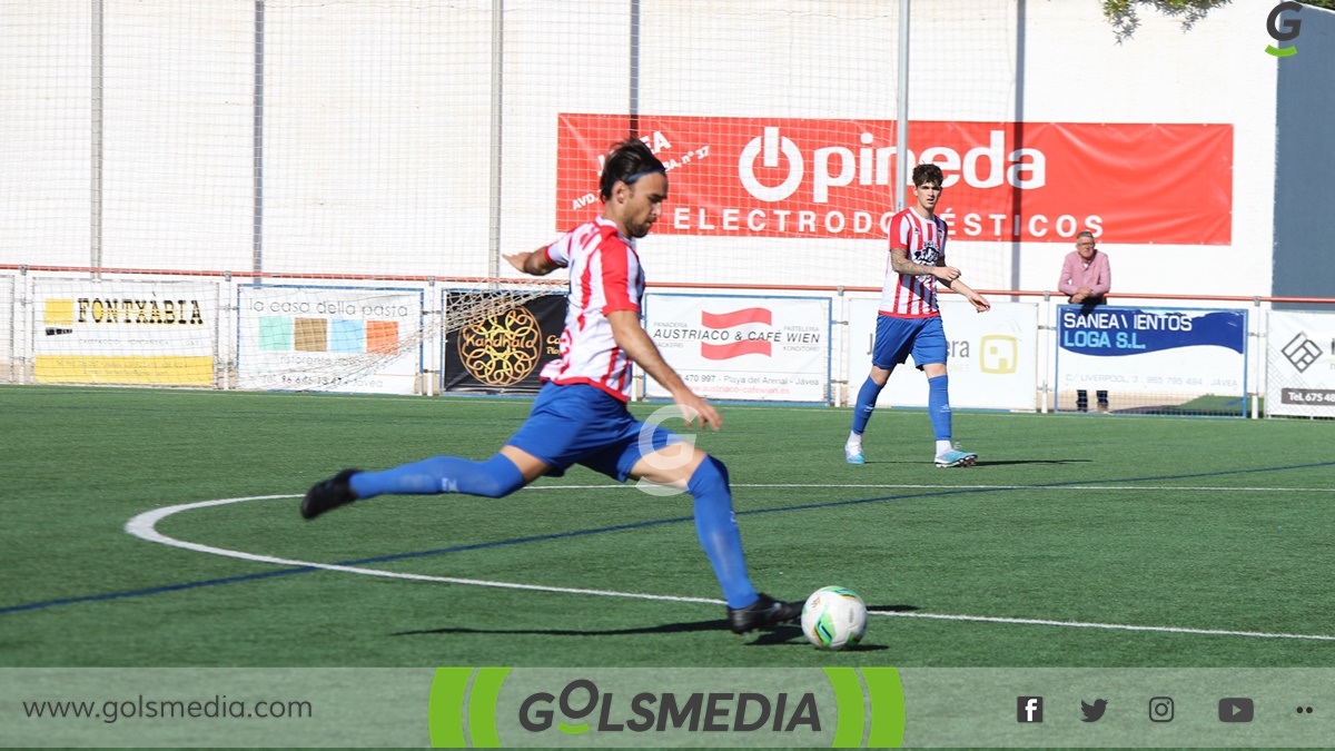 Jugador Jávea sacando falta