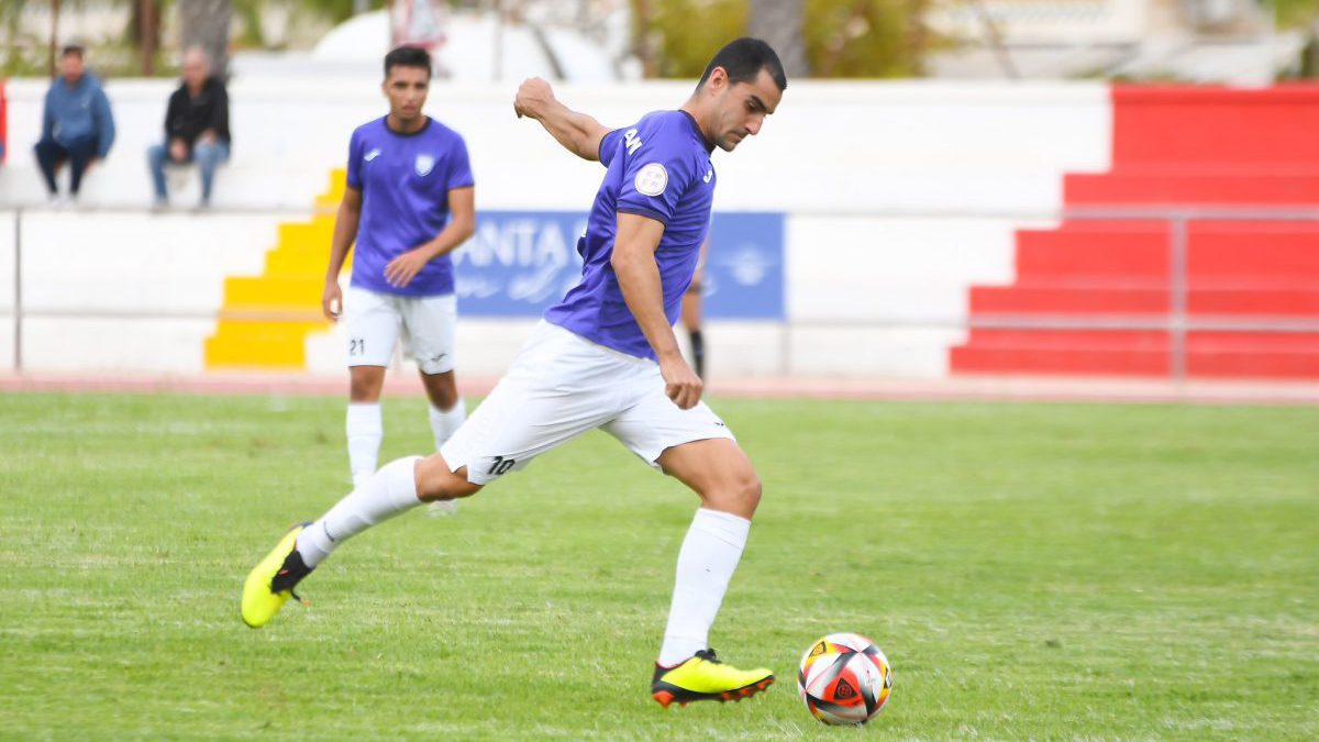 Héctor Juan desplaza el balón.