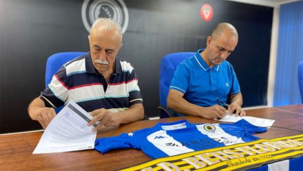 Antonio Alberola, responsable del futbol base blanquiazul del Hércules C.F. con Nino Juan Serrano, presidente del C.D. Betis Florida, Foto: Hércules CF.