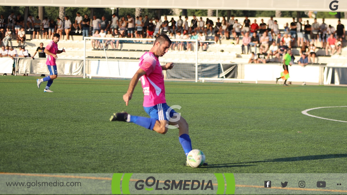 Jugador Callosa sacando falta