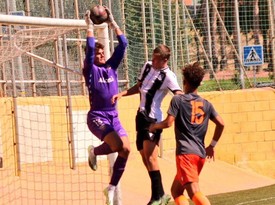 El portero gana un duelo aéreo