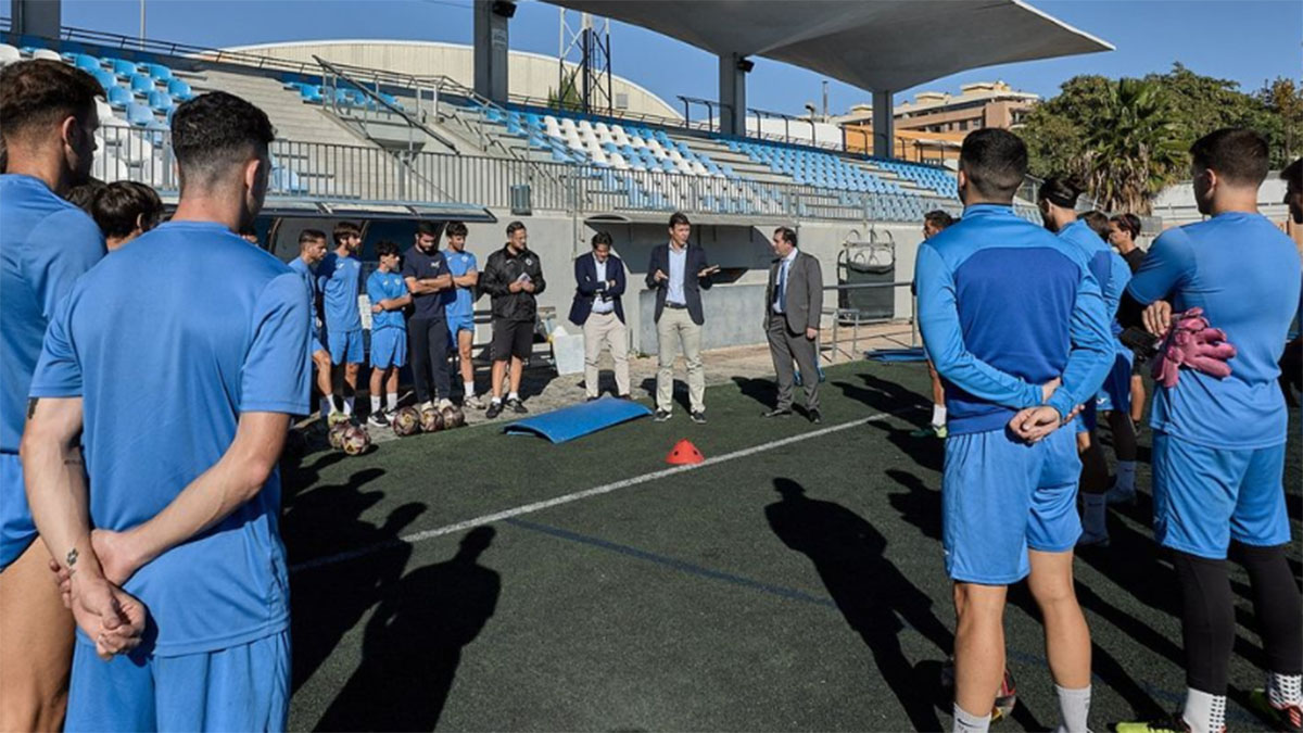 José Manuel Prieto y Jesús Naveiro con la plantilla del CF Gandía. Foto: Natxo Francés