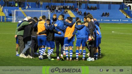 Los jugadores del CD Alcoyano haciendo piña.