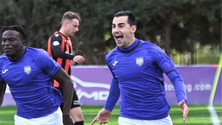 Héctor Juan celebrando un gol con el Athletic Club Torrellano. Foto: At. Club Torrellano.