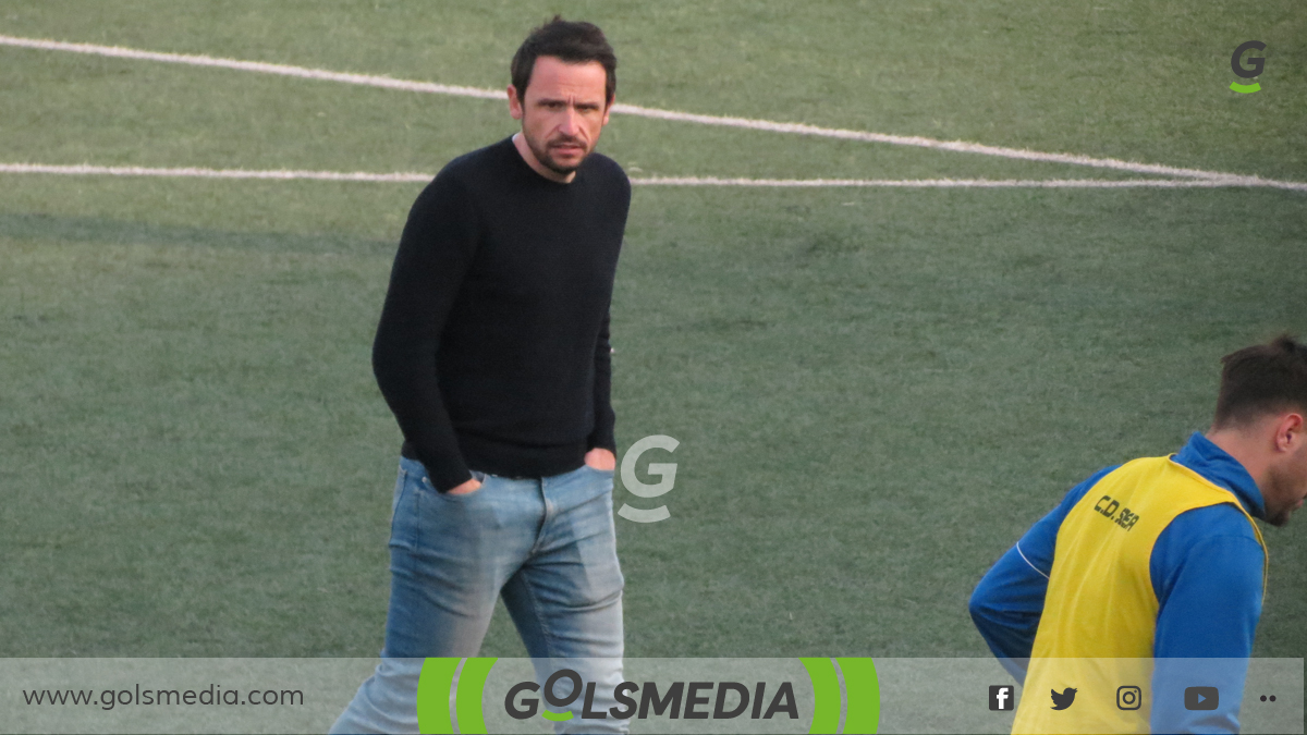 Iván Ausina, entrenador del CD Soneja en El Clariano.