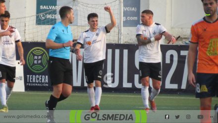 Pablo Francés, celebrando su gol ante el Soneja.