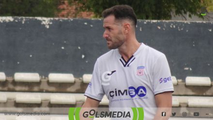 Alberto López en un partido con el CD Buñol.