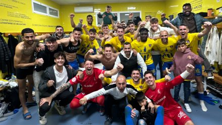 La plantilla del Orihuela CF celebrando una victoria reciente. Foto: club.