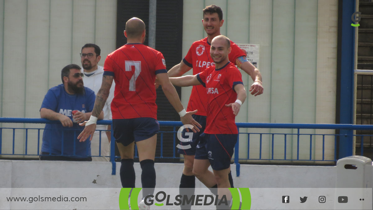 Vicent Talens celebrando un gol con Marc y Joan Talens.