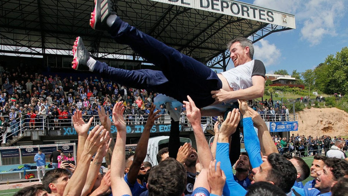 Los jugadores del Ourense manteando a su entrenador.
