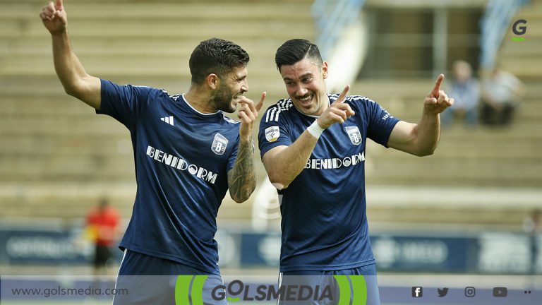 Pato y Javi Cabezas celebrando un gol.