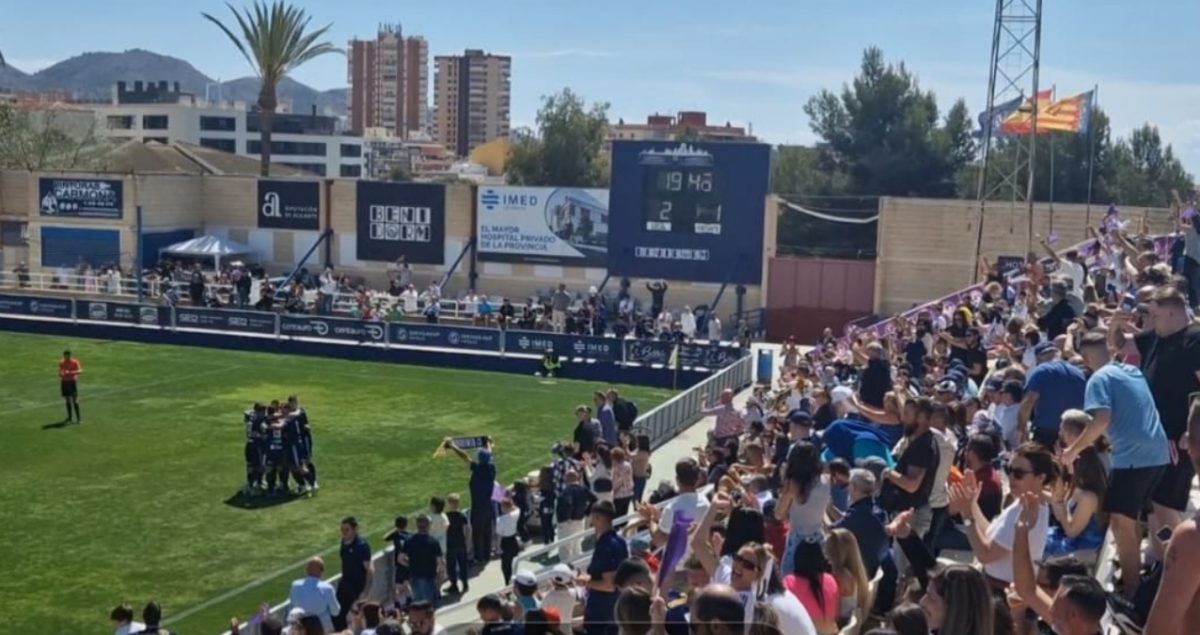 El CF Benidorm Remonta Al CD Eldense B Y Su Ascenso A Tercera Ya Es ...