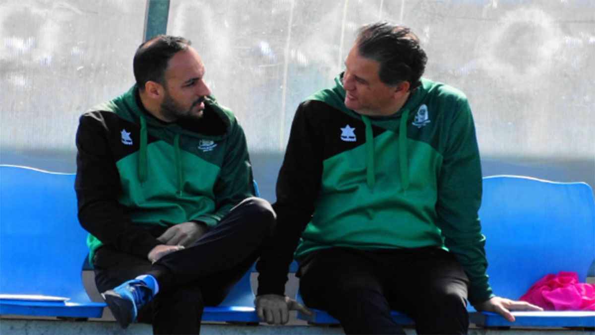 Toni Tarín y David Sanz conversando en el banquillo.