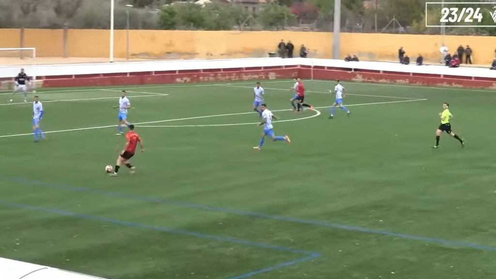 Lara circulando el balón en el Jove Español vs CF Gandía. Foto: FFCV.