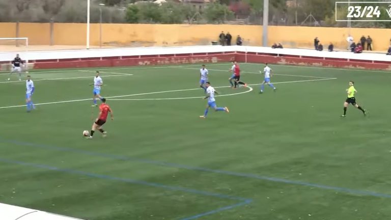 Lara circulando el balón en el Jove Español vs CF Gandía. Foto: FFCV.