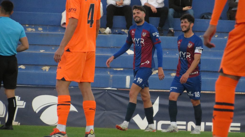 Pau Palacín celebrando el gol.