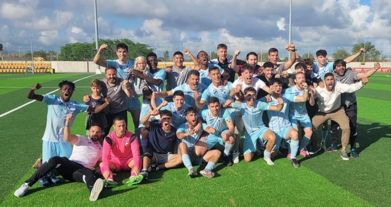 El Oidsea FC celebrando el campeonato en Primera FFCV