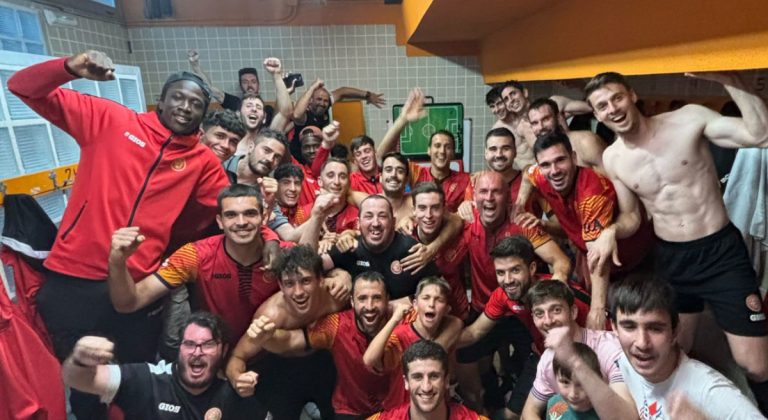 Jugadores del FC Jove celebran la victoria contra el Utiel. Foto: Jove Español