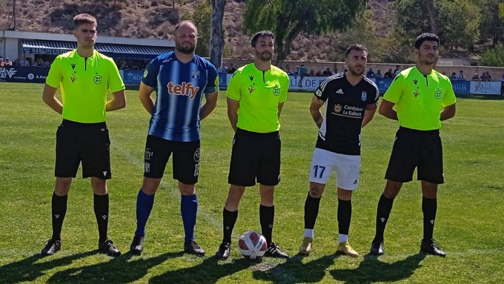 Capitanes y trio arbitral del CD Thader vs Callosa Deportiva.