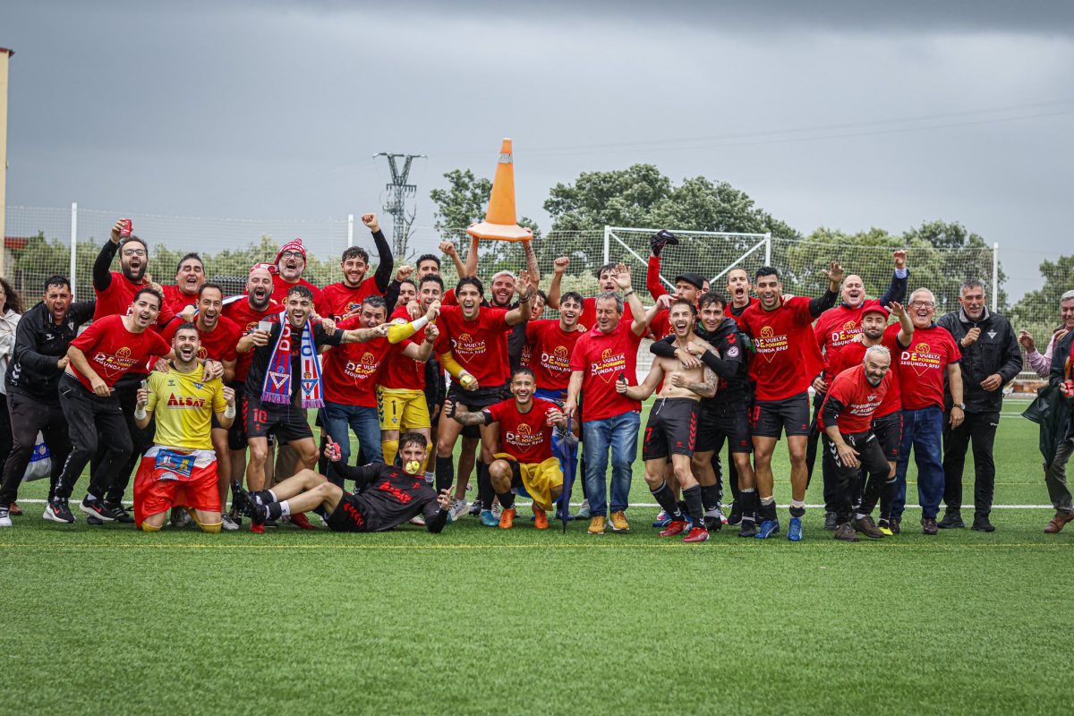 Jugadores del Don Benito celebrando el ascenso./ Foto: Don Benito