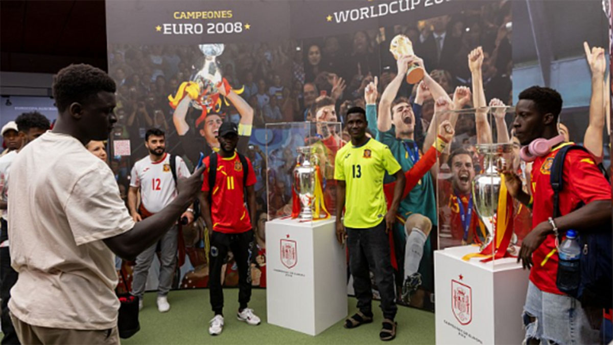 Los jugadores de la Selección Española de Refugiados visitando el visita al Museo de la Selección en la Ciudad del Fútbol. 