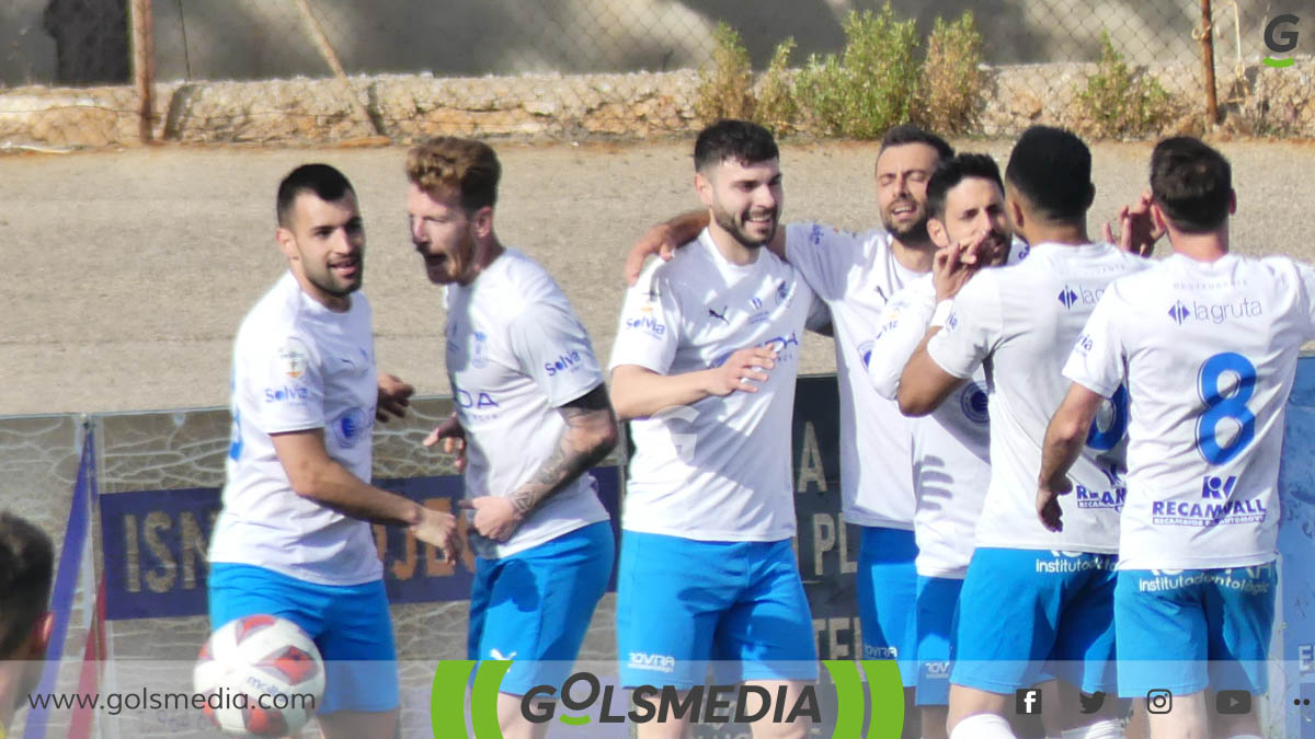 Mario Valcárcel celebrando un gol con sus compañeros en un partido. 