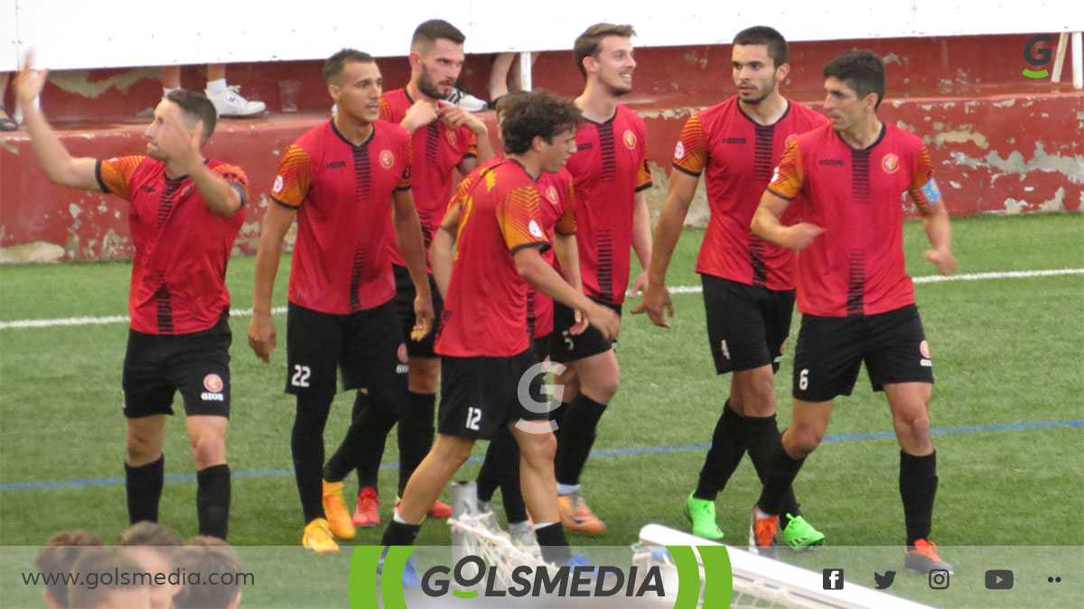 Los jugadores del Jove Español celebrando su gol ante el Atzeneta.