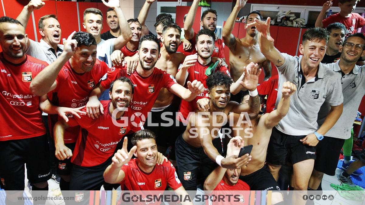 Los jugadores del CF La Nucia celebrando el ascenso a Segunda B.