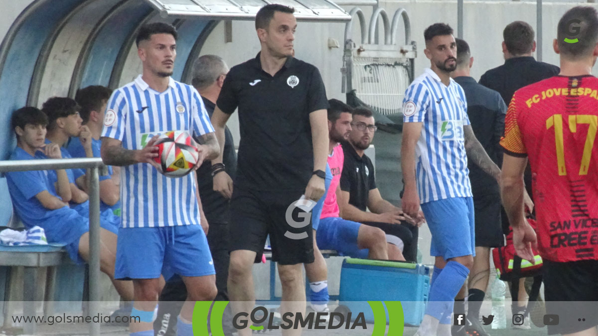 Iván Bueno en un partido del CF Gandía.