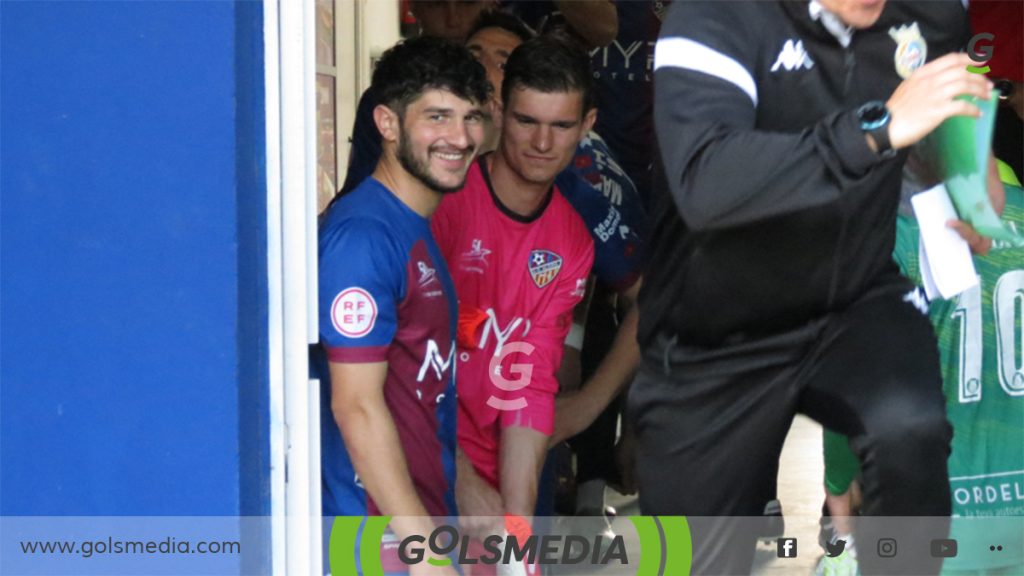 Lado asomándose al Luis Suñer Picó antes de un partido de la UD Alzira.