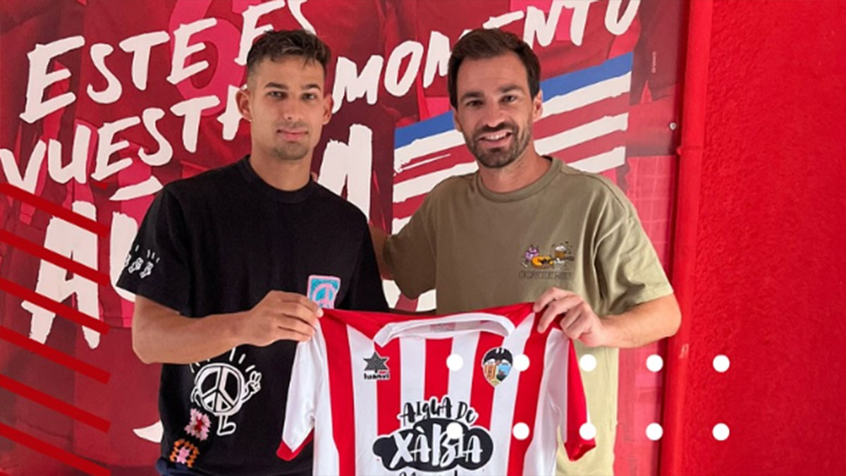 Daniel Lugo presentado como nuevo fichaje del CD Jávea. Foto: CD Jávea. 