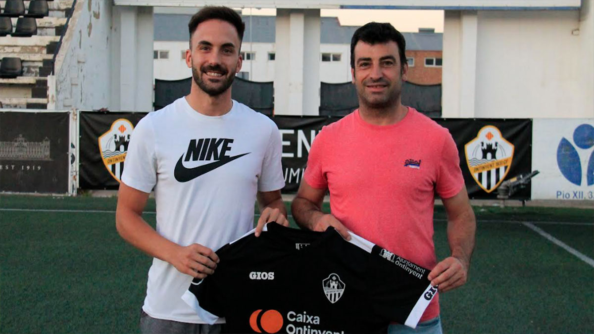 Javi Llario, nuevo fichaje del Ontinyent 1931 con su Presidente Juanma Bas. Foto: club. 